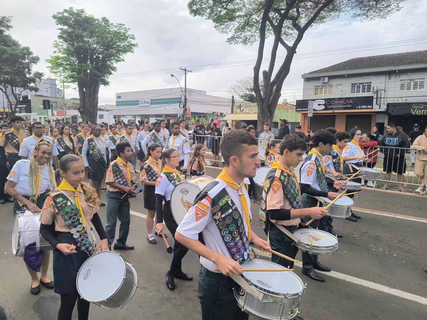 Público prestigia desfile de 7 de Setembro na Presidente Vargas