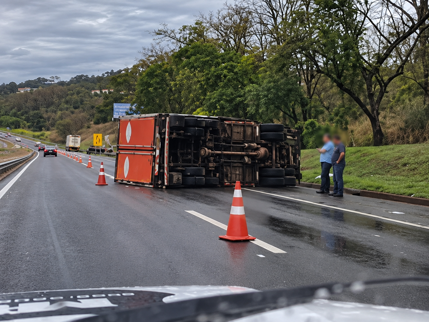 Quatro caminhões se envolvem em acidente na Cândido Portinari