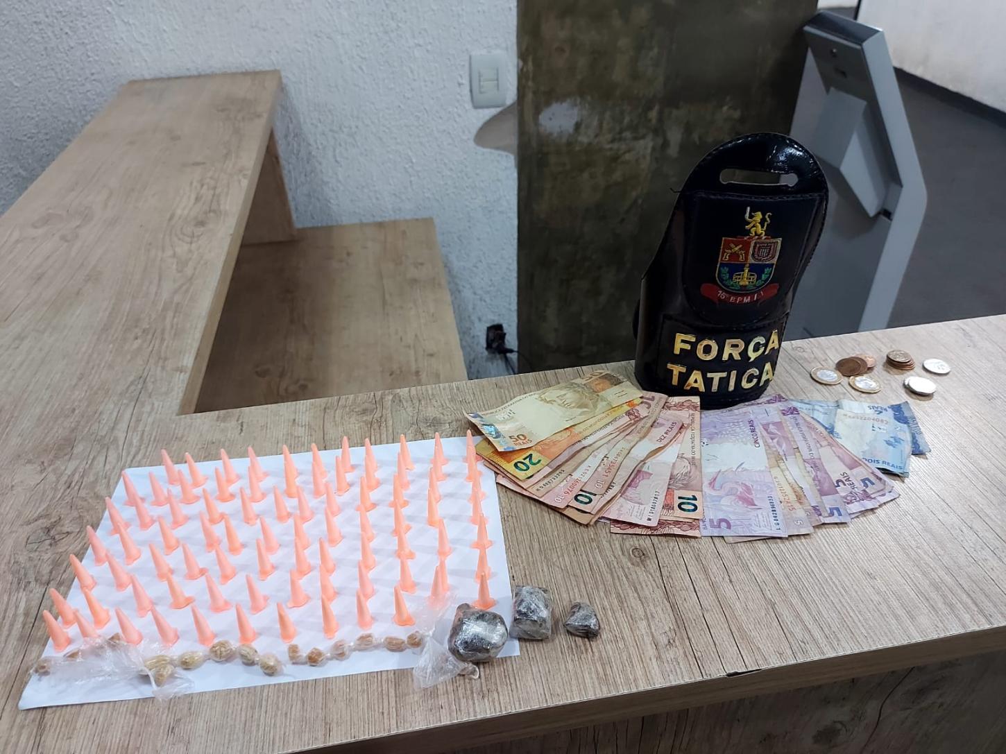 Traficante tenta fugir da Força Tática e acaba preso perto de escola 