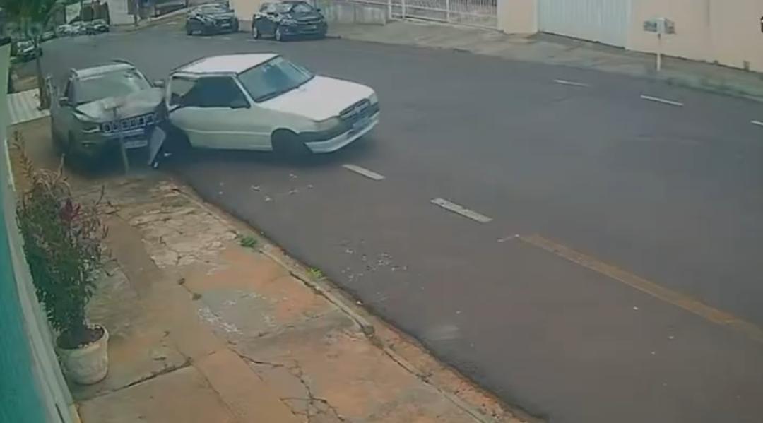 Veículo bate em carro estacionado e deixa local após colisão 