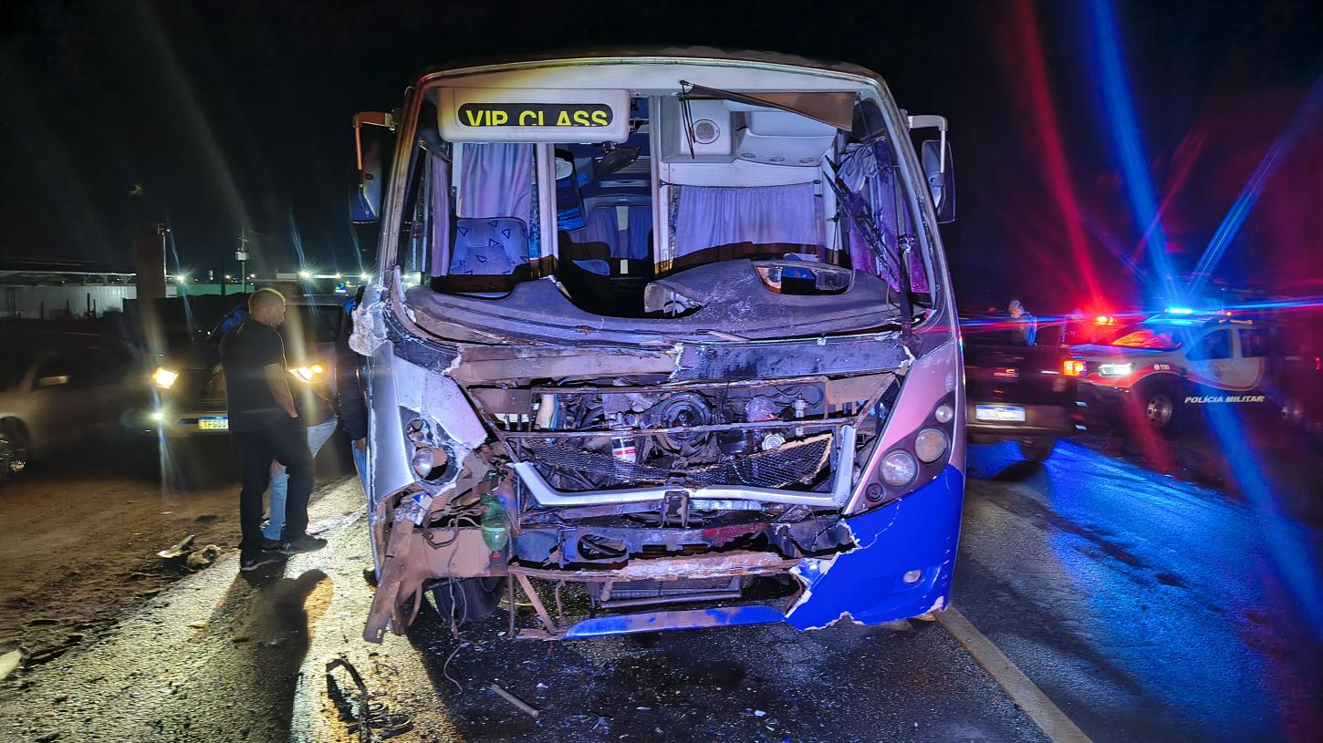 Acidente entre carreta, micro-ônibus e carro deixa feridos na João Traficante
