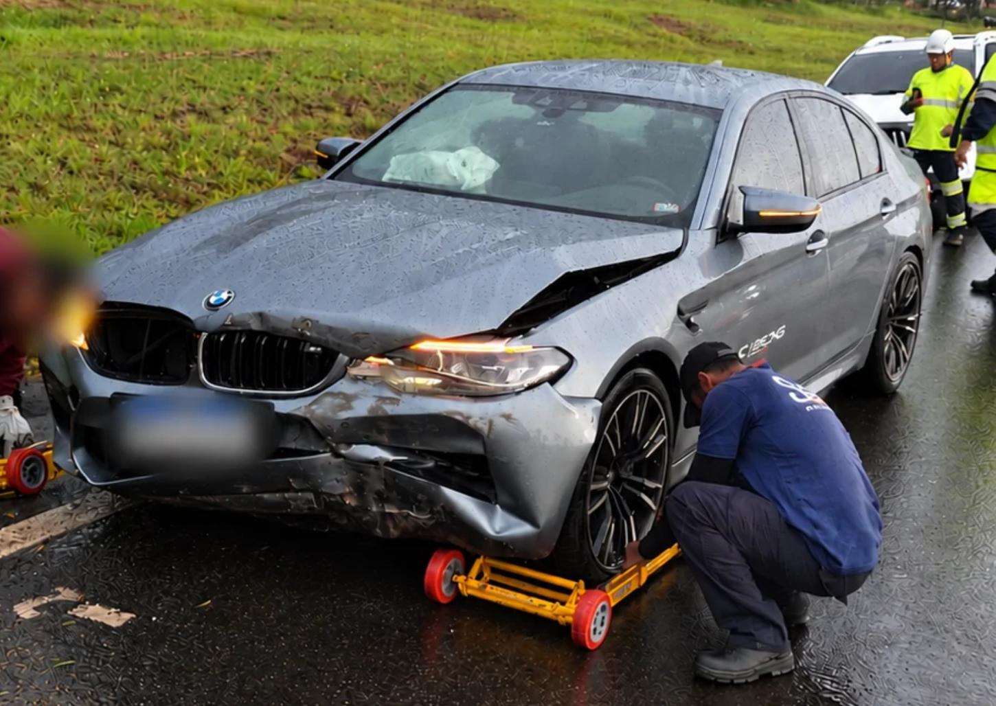 Acidente com BMW mobiliza equipes da Via Paulista na Cândido Portinari 