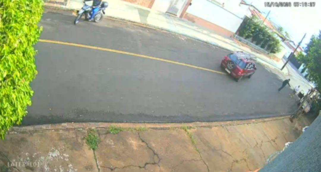 Adolescente tenta furtar automóvel, quase é baleado e acaba apreendido