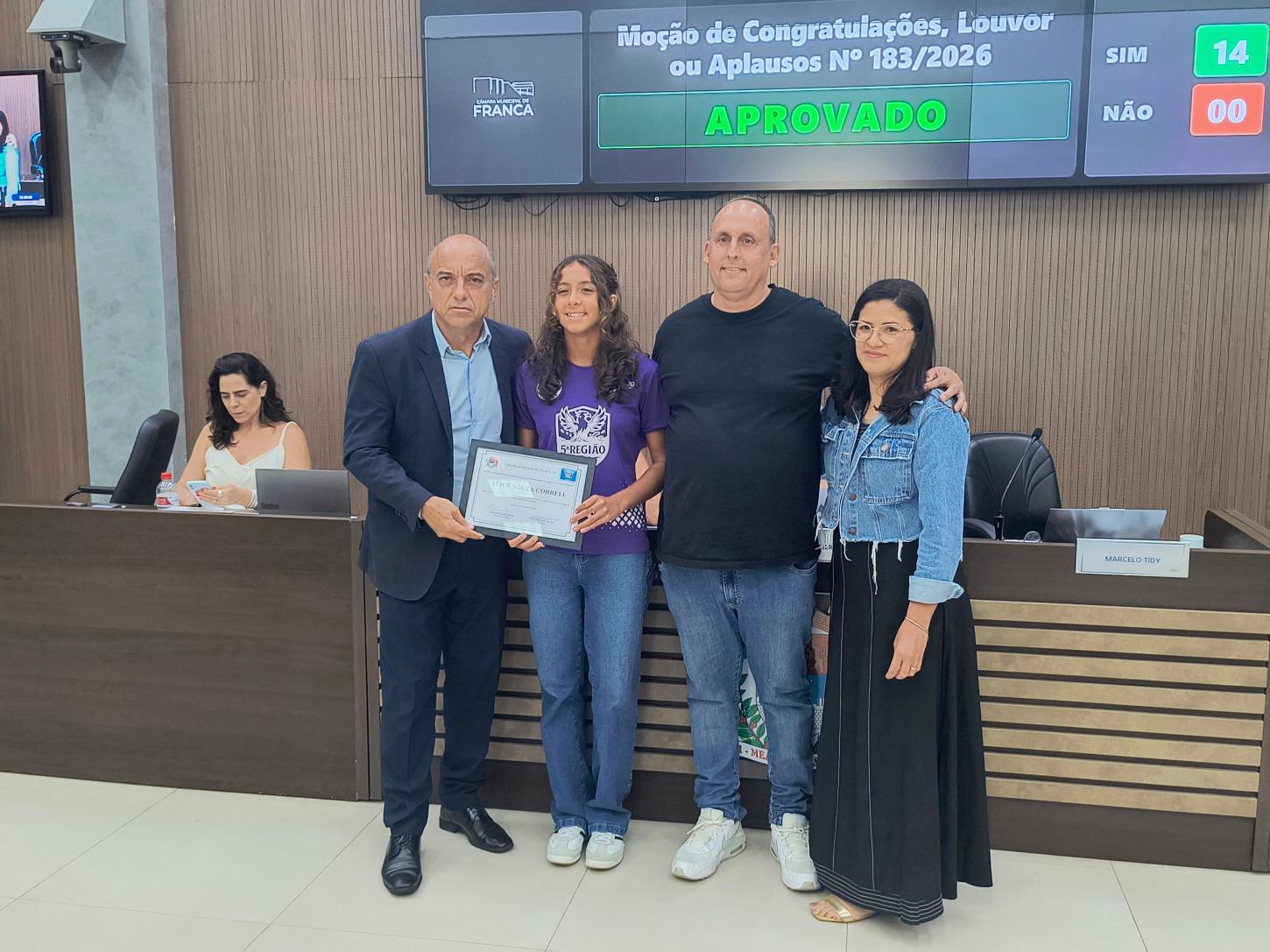 Câmara homenageia nadadora de 12 anos por conquista no Troféu Kim Mollo