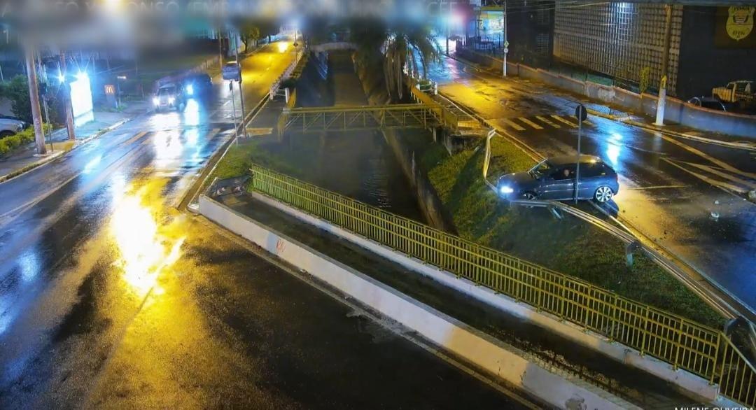 Carro bate em defensa metálica e quase cai no córrego Cubatão