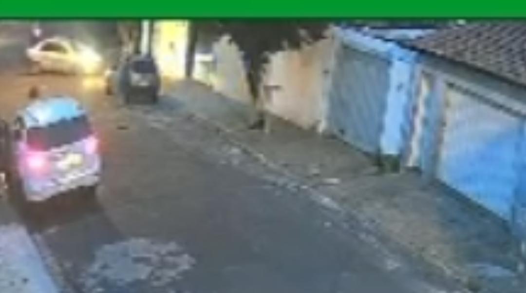 Carro bate contra pilar de residência e portão cai sobre morador