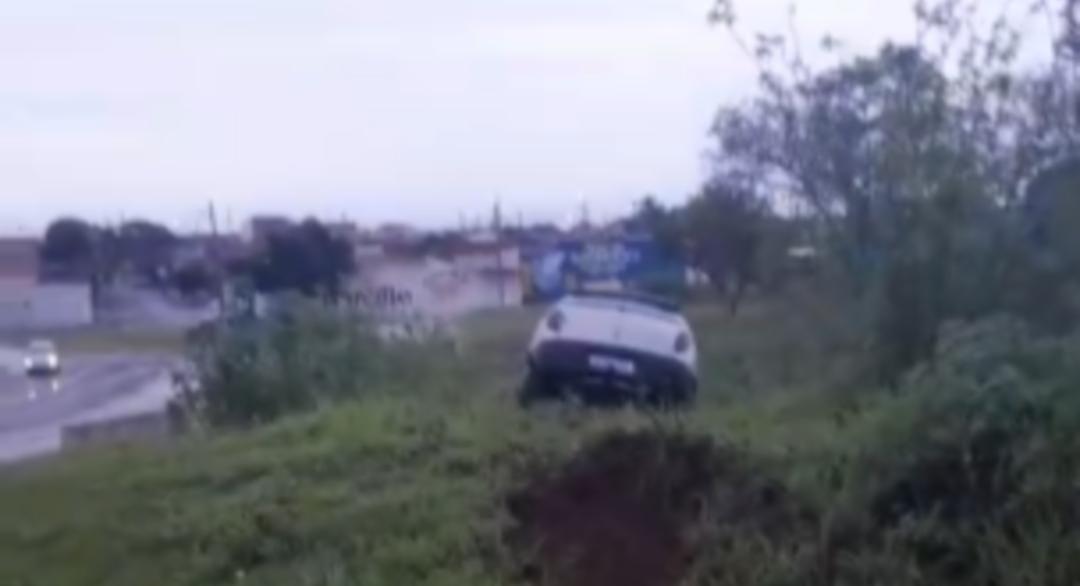 Carro para em barranco e por pouco não cai em córrego