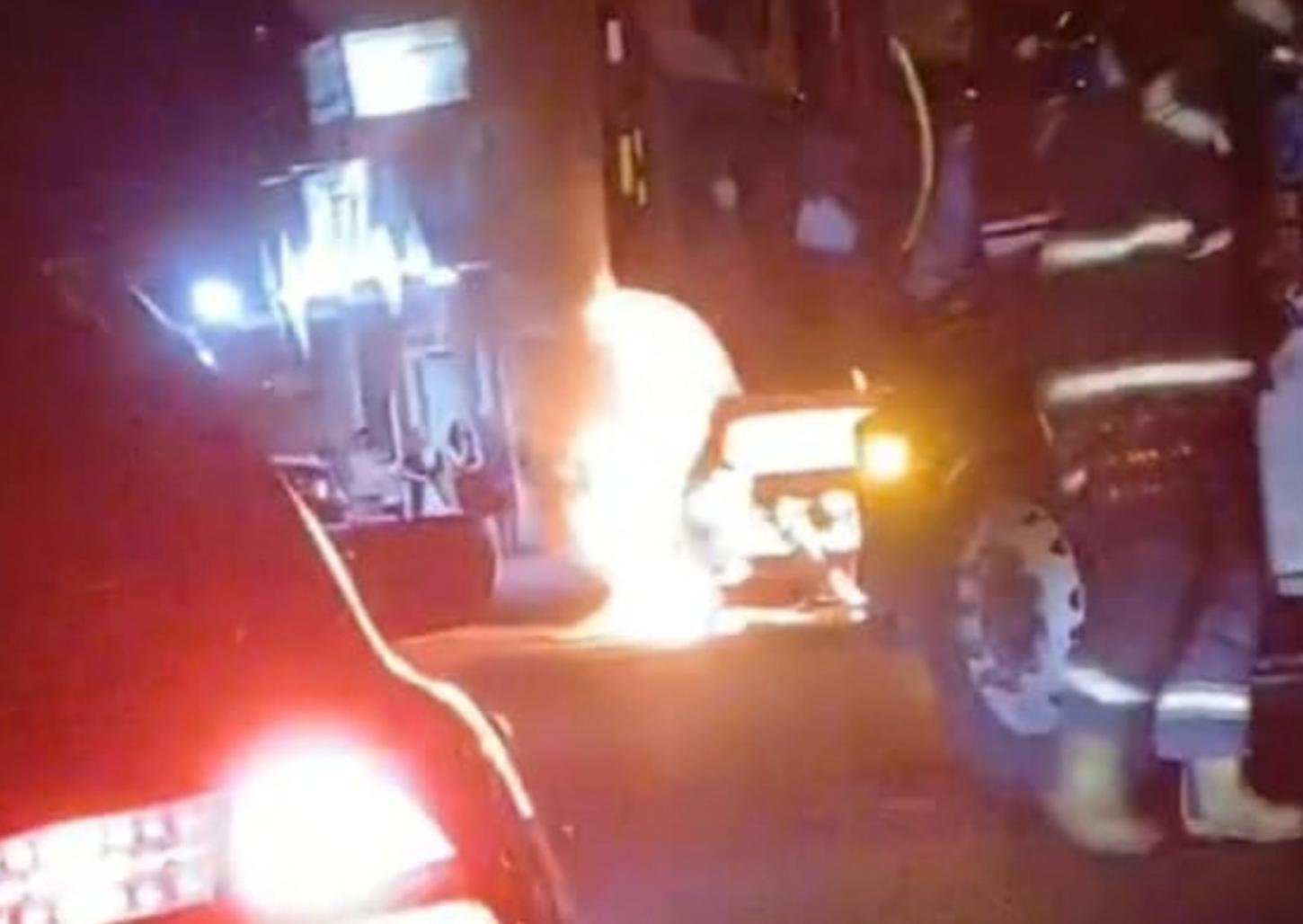 Carro pega fogo e mobiliza bombeiros no Jardim Califórnia