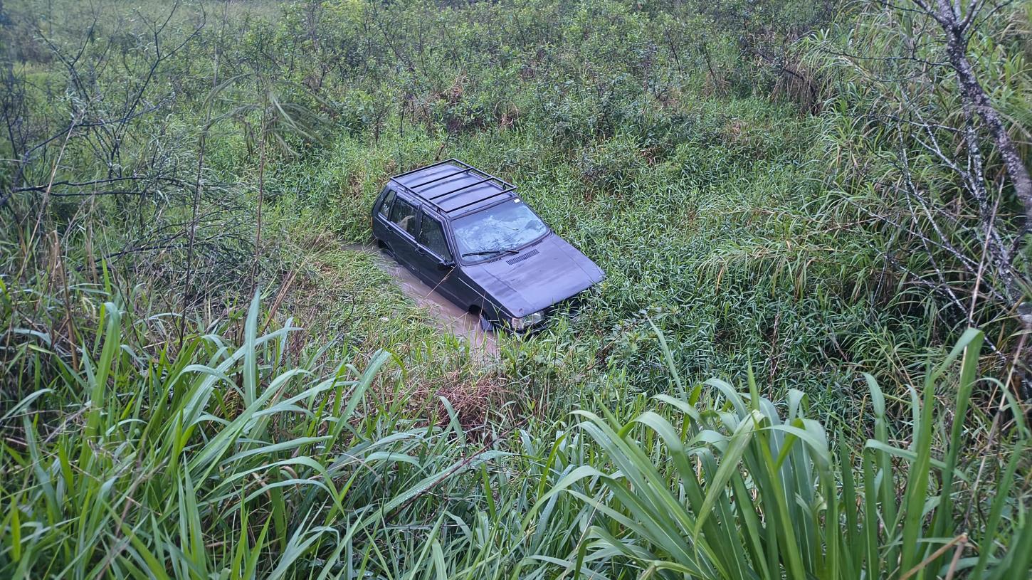 Carro sai da pista e cai em córrego na rodovia Tancredo Neves