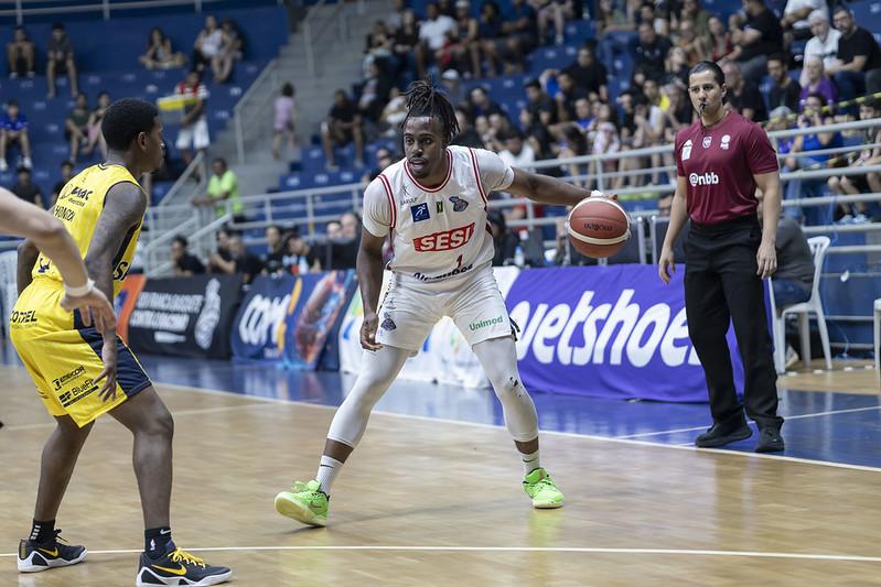 Com destaque para Vitinho, Franca vence o São José na estreia do NBB