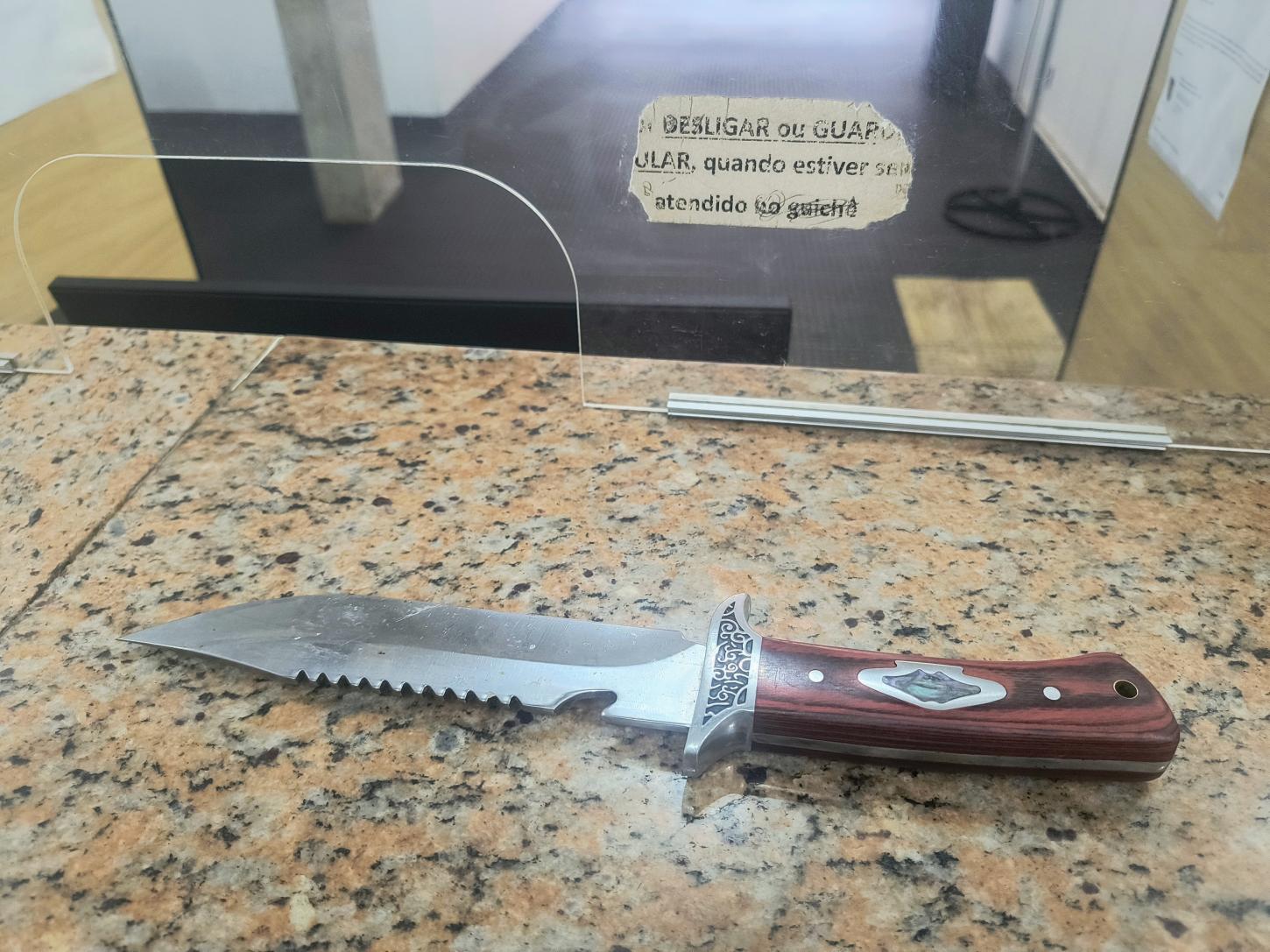 Cuidadora é detida pela PM após ameaçar idoso com faca