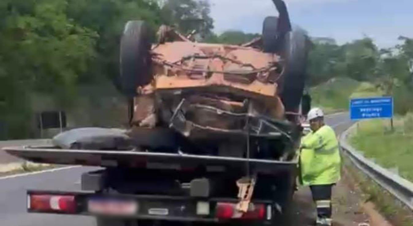 Fiat Uno capota após roda traseira se soltar na Cândido Portinari
