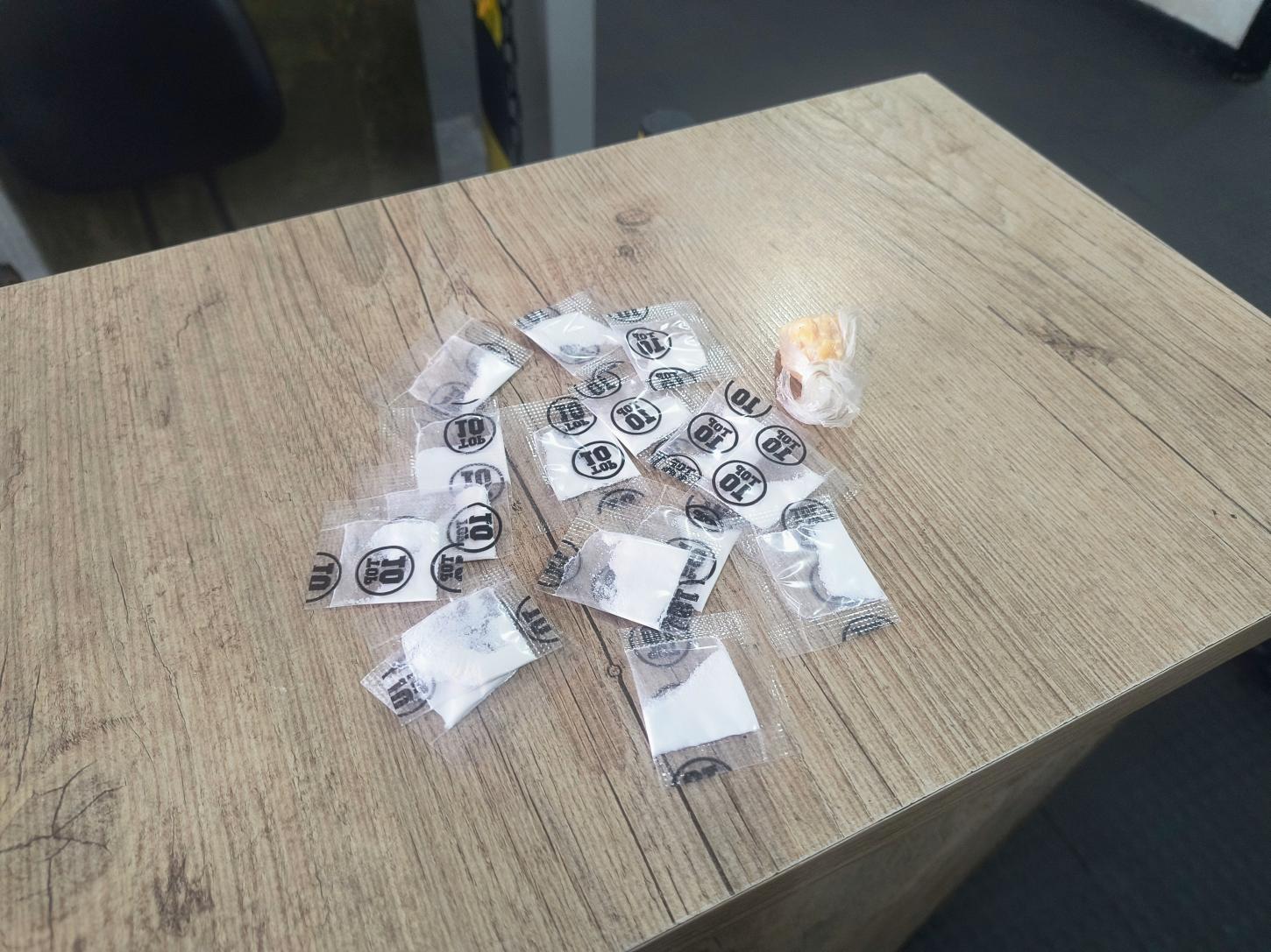 Técnicos encontram drogas em caixa do hidrômetro em fábrica de calçados 