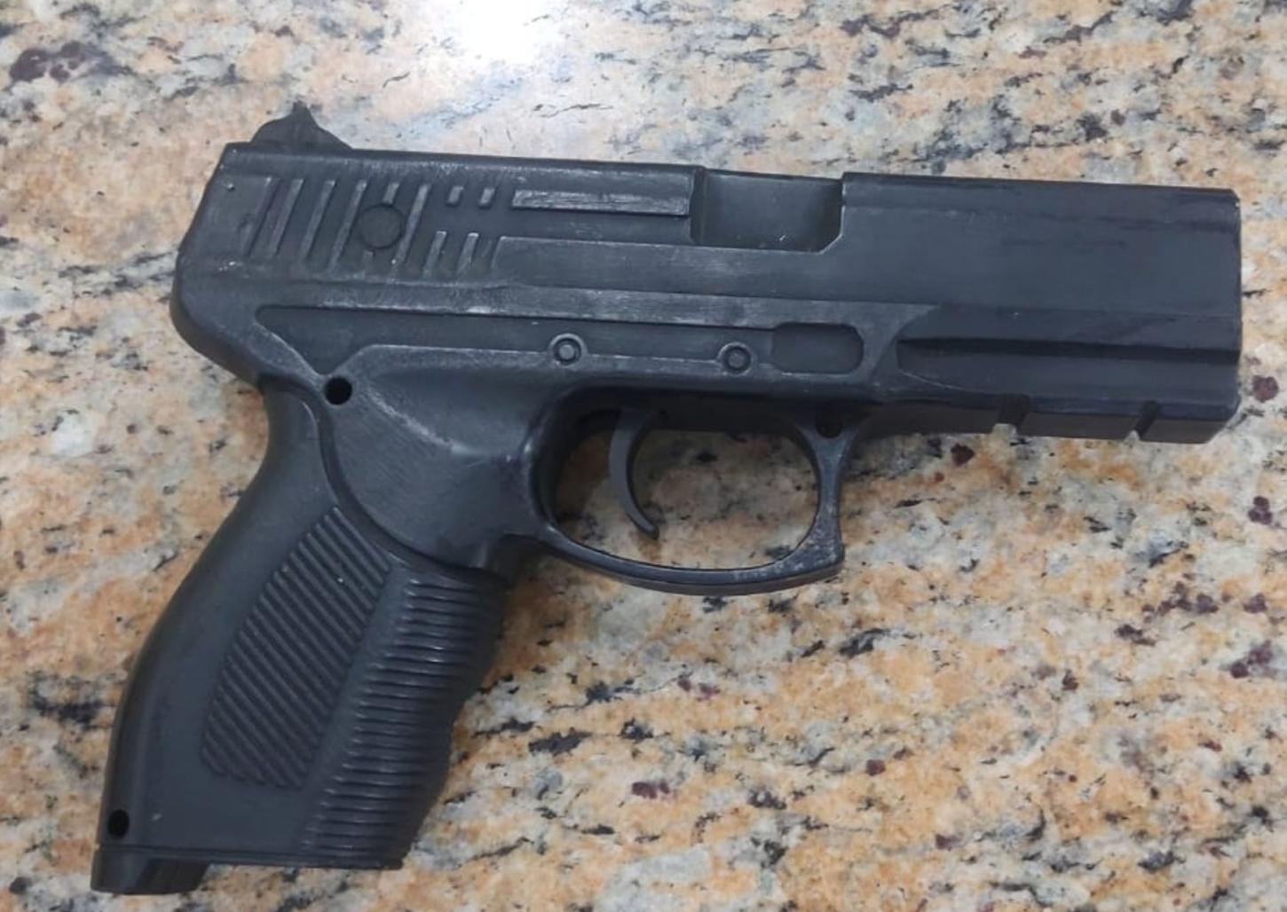 Homem ameaça morador com simulacro de arma e é detido pela PM em Franca
