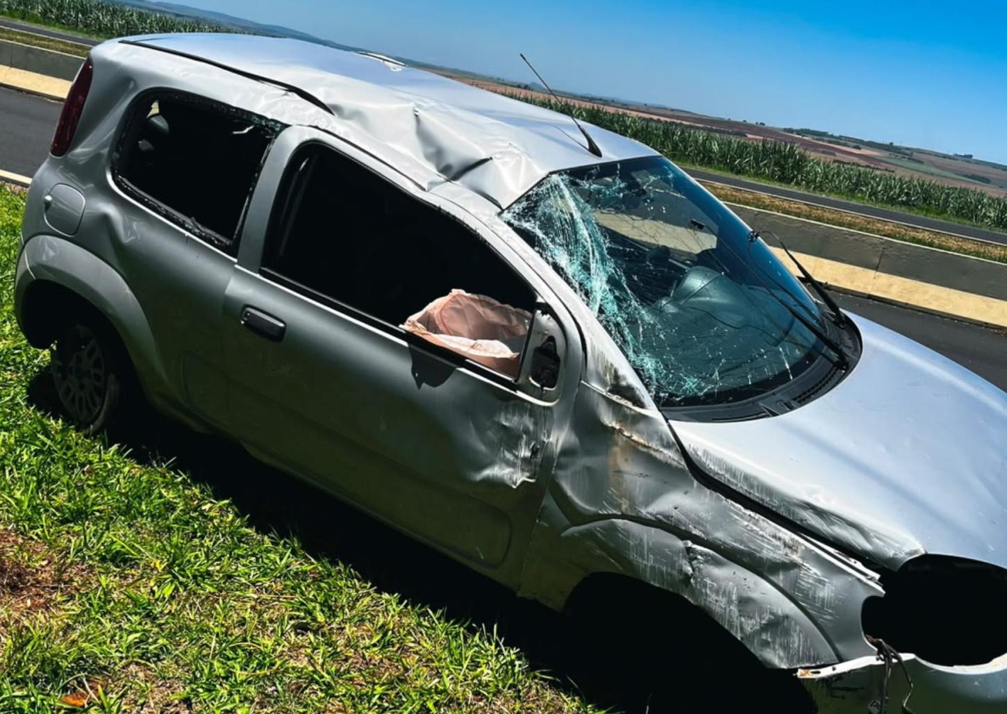 Homem capota carro na rodovia Cândido Portinari 
