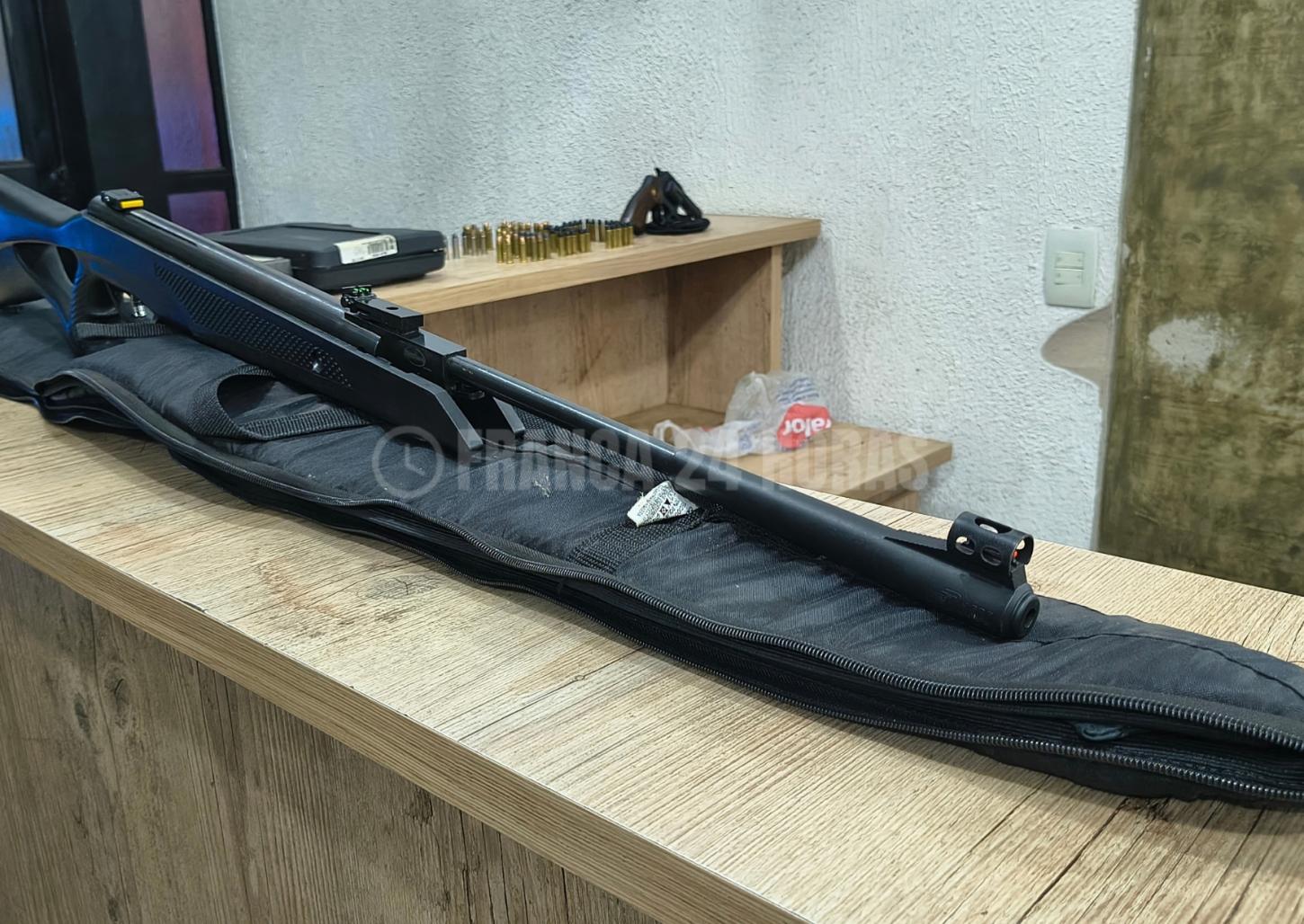 Homem é preso pela PM com duas armas após ameaçar a mulher em Franca 