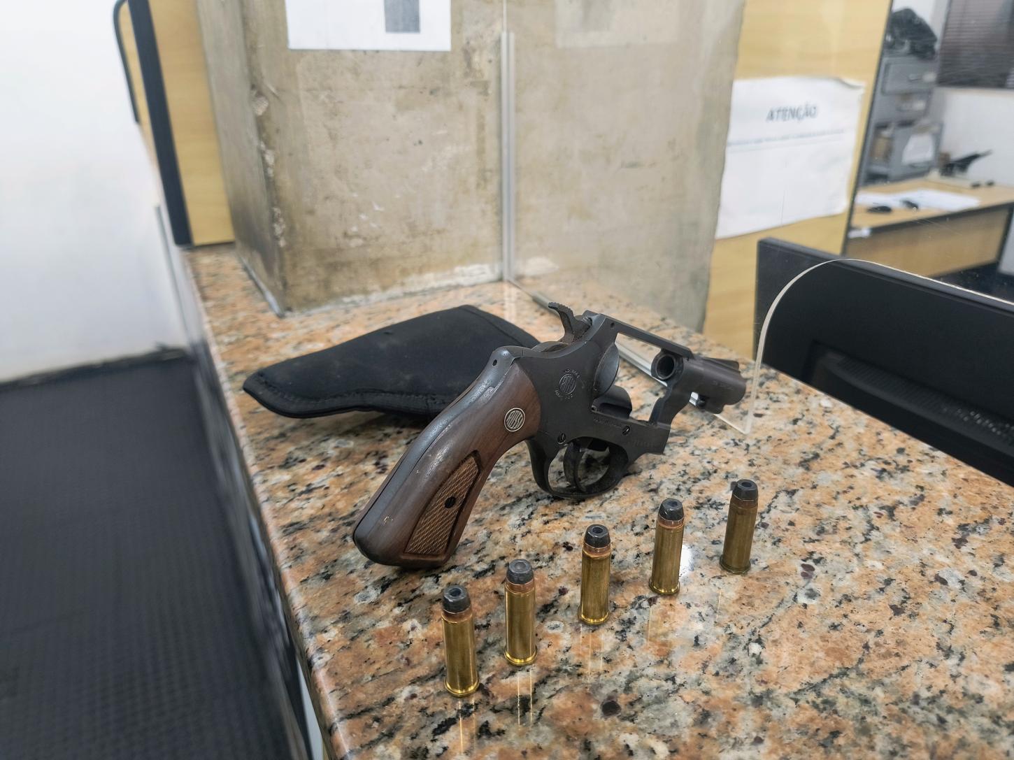 Homem é preso por porte ilegal de arma de fogo na Rio Negro e Solimões 