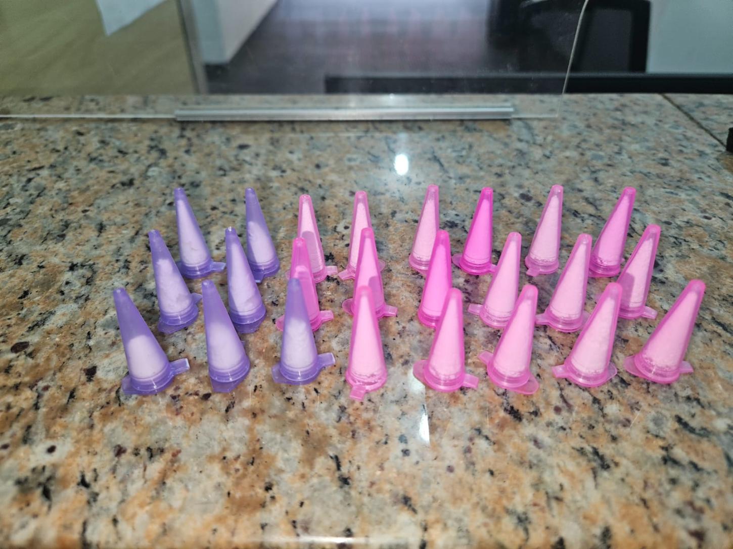 Homem tenta fugir pela mata, mas é preso pela PM com pinos de cocaína