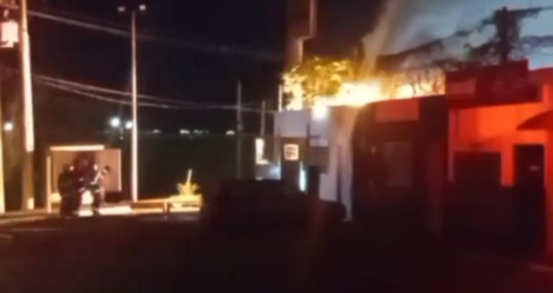 Incêndio em posto de combustíveis mobiliza Corpo de Bombeiros 