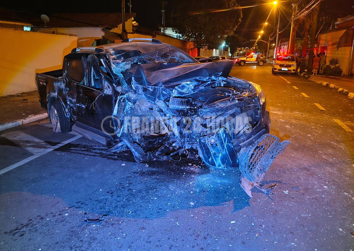 Jovem sobe em calçada, derruba muros e capota caminhonete no Dermínio