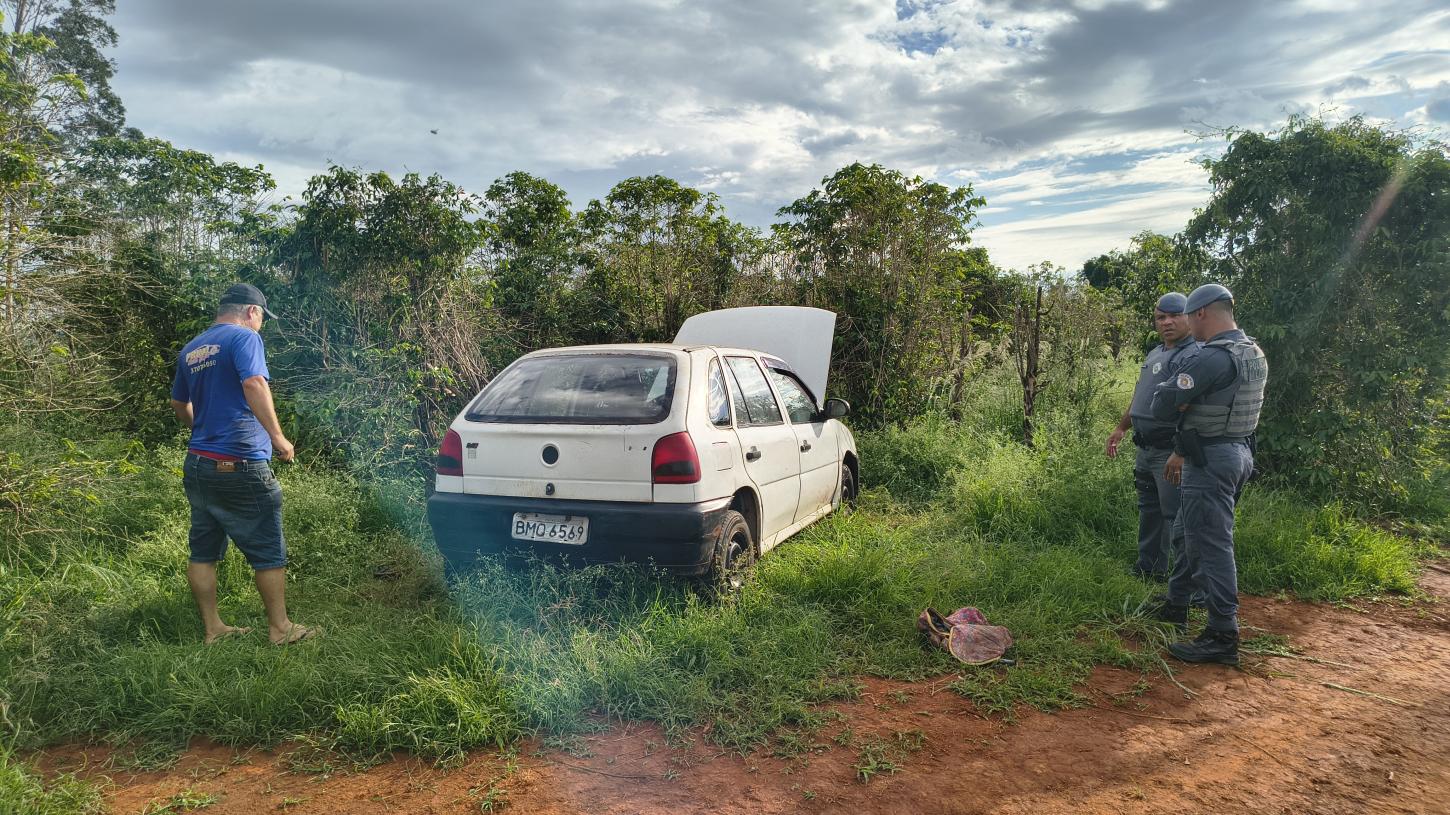 Carro furtado é recuperado pela PM em cafezal na Tancredo Neves 