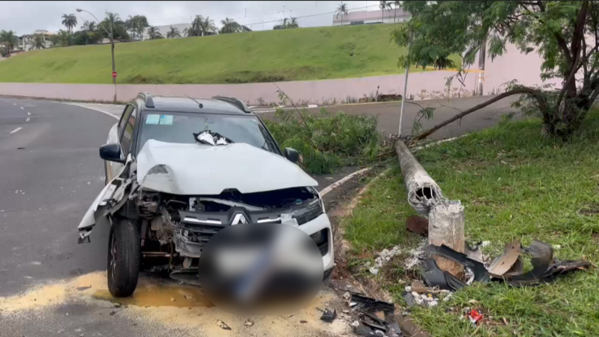 Homem bate carro em poste na avenida Doutor Hélio Palermo 