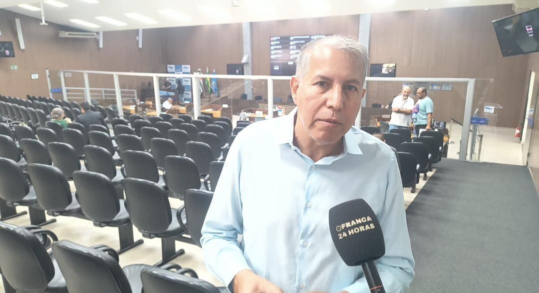 Lei prevê multa de R$ 8 mil para candidato que jogar santinhos em escolas