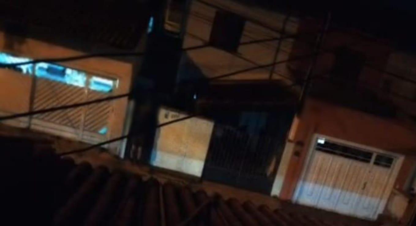 Moradores registram BO após vizinho molhar cães com mangueira