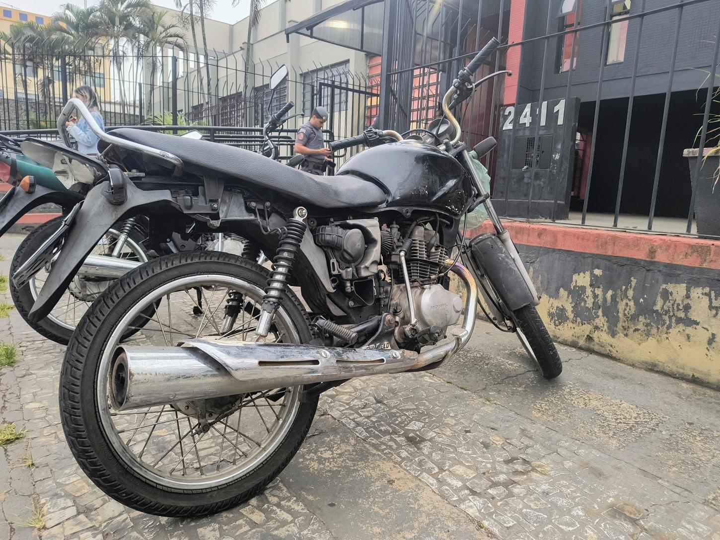 Motocicleta furtada é recuperada pela PM na Vila Santa Rita