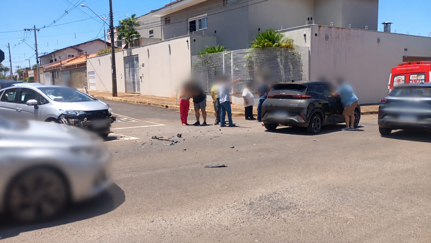Motorista avança sinal de pare e causa acidente em cruzamento