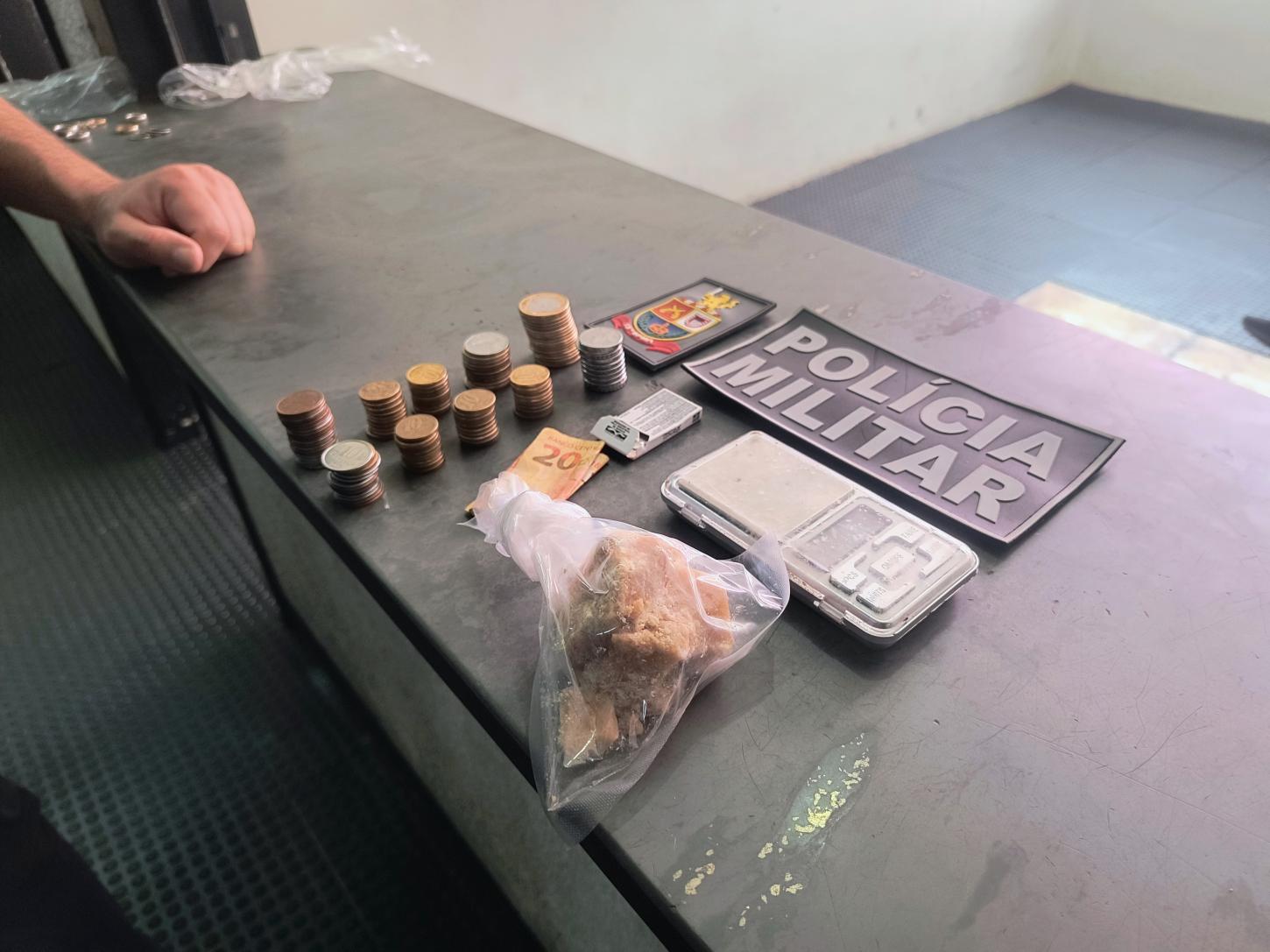 Mulher flagrada fracionando drogas acaba presa pela PM