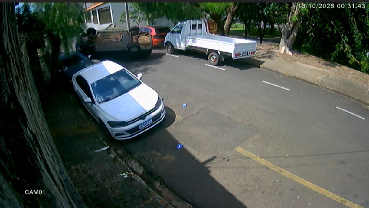 Carro capota após colisão e atinge dois veículos estacionados 