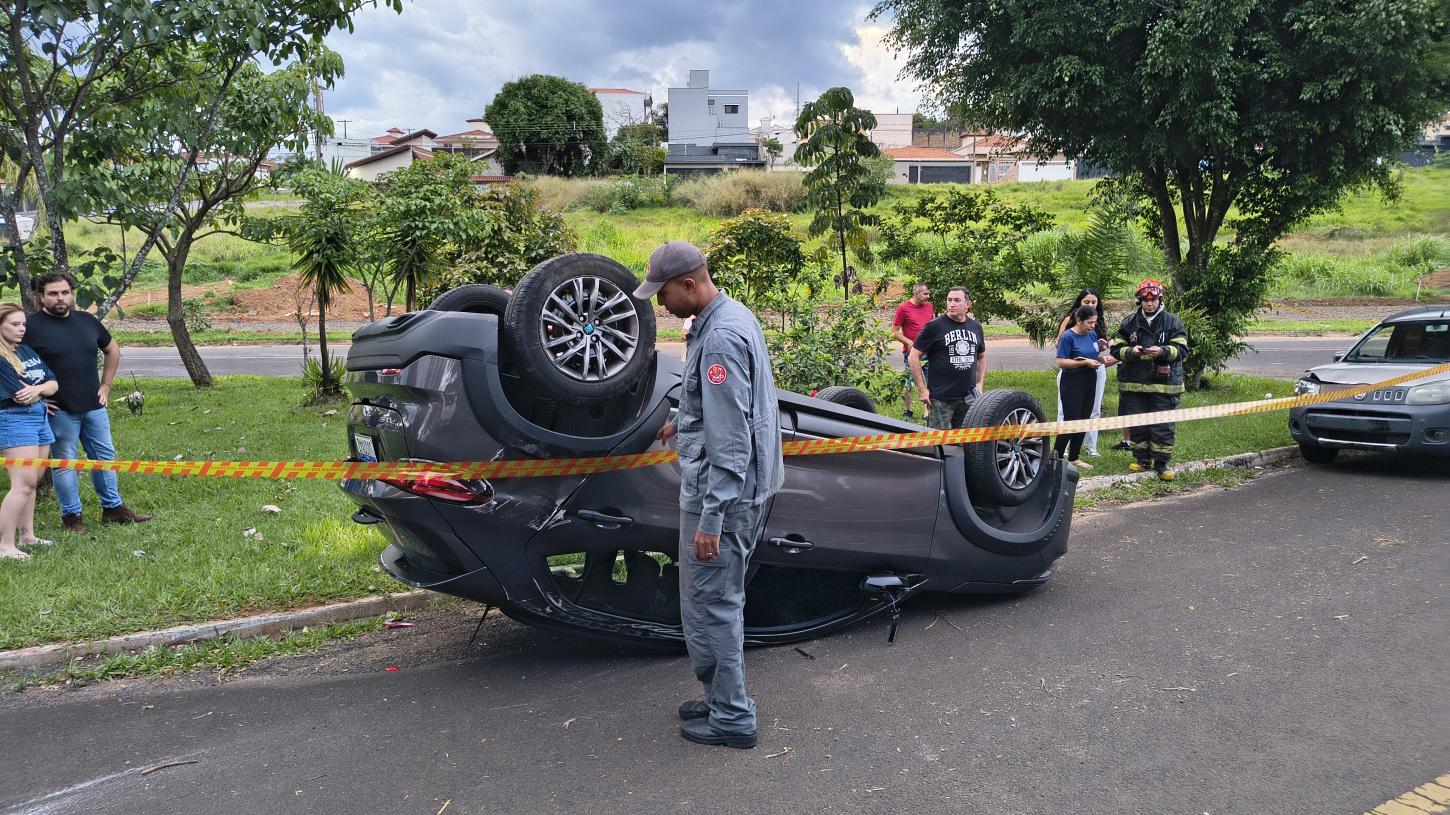 Carro capota após colisão no Parque Doutor Carrão 