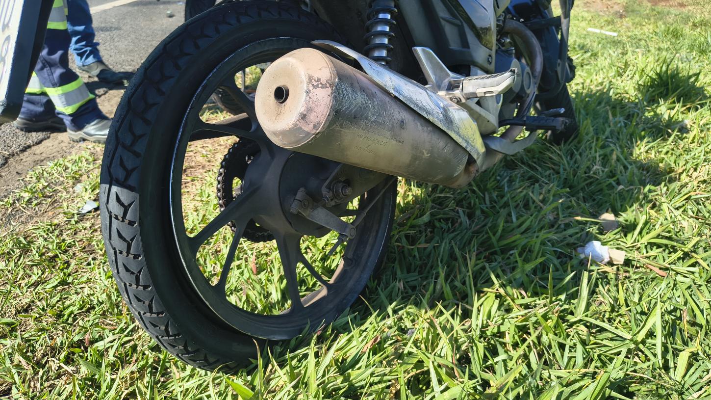 Motorista de aplicativo e passageiro ficam feridos após pneu de moto estourar 