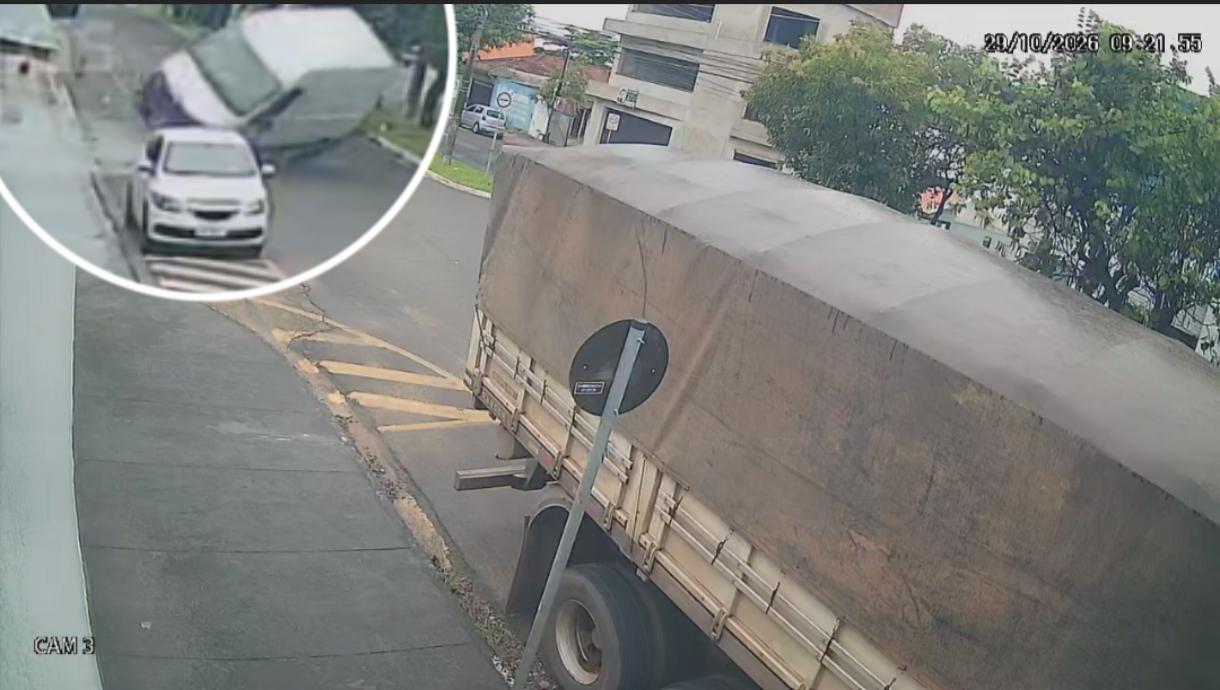 Carro sai de posto e atinge furgão que tomba na avenida Dom Pedro I