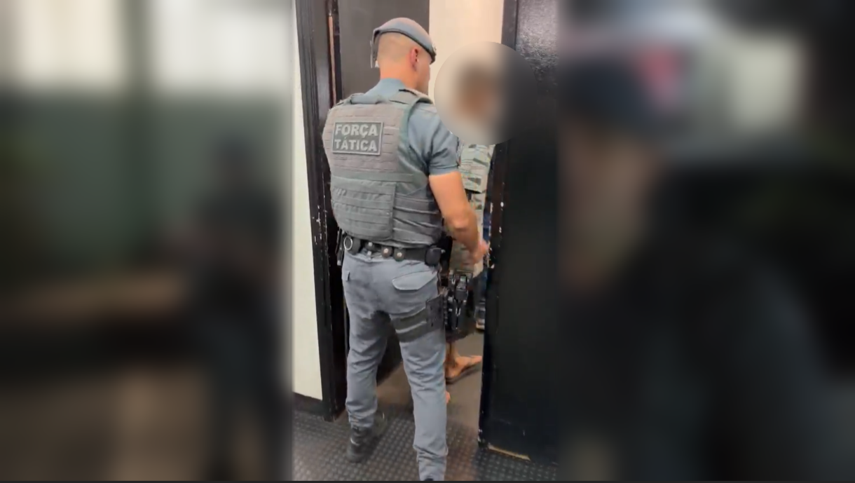 Esposa de assaltante ataca viatura da Força Tática e acaba presa com marido 