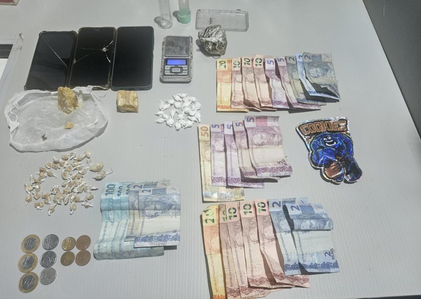 PM prende dois homens e apreende dois adolescentes por tráfico de drogas