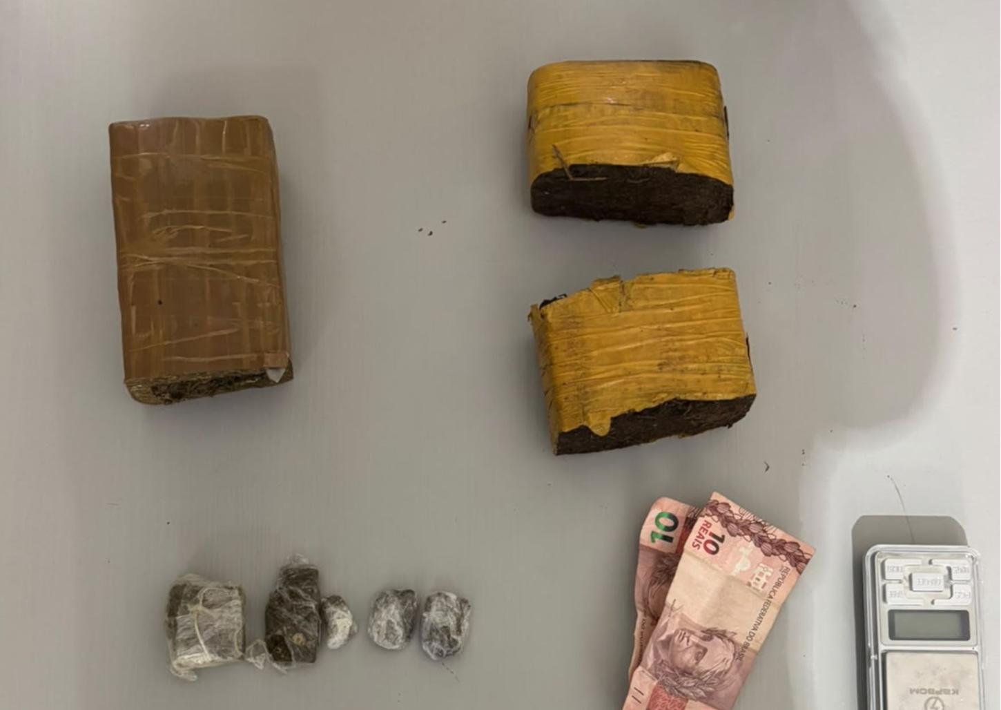 Policiais localizam tijolos de maconha em praça do Jardim Brasilândia 