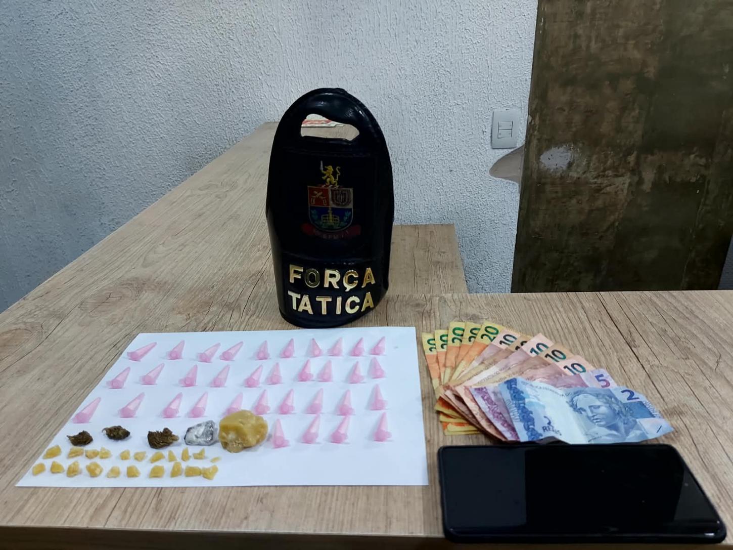 Traficante é preso por policiais da Força Tática no “puxa-faca”