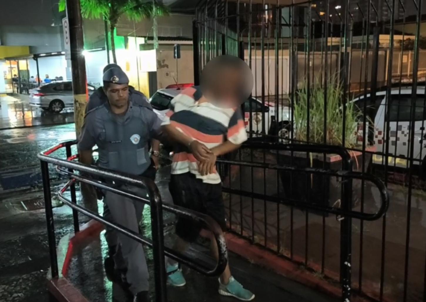 Trio é preso pela PM após invadir casa; um caiu do muro e foi parar no hospital 