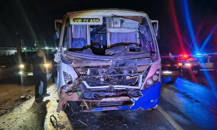 Acidente entre carreta, micro-ônibus e carro deixa feridos na João Traficante