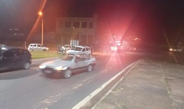 Acidente em rotatória do Parque do Horto deixa duas pessoas feridas