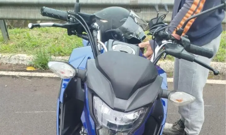 Acidente entre cachorro e moto de aplicativo deixa passageiro ferido