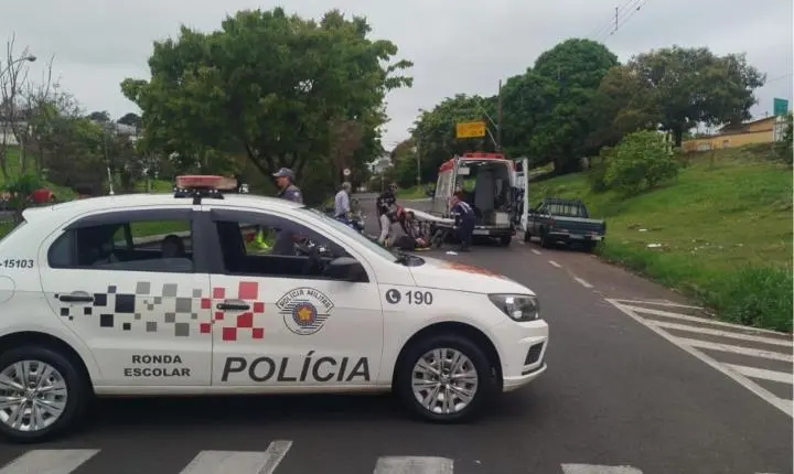 Acidente entre cachorro e moto de aplicativo deixa passageiro ferido
