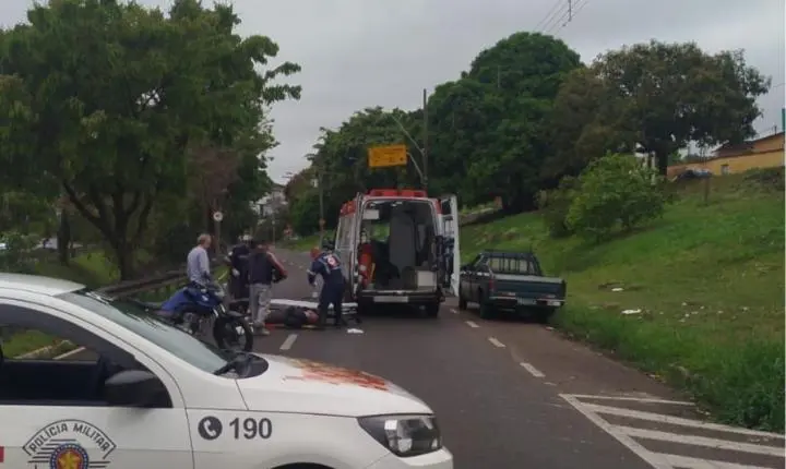 Acidente entre cachorro e moto de aplicativo deixa passageiro ferido