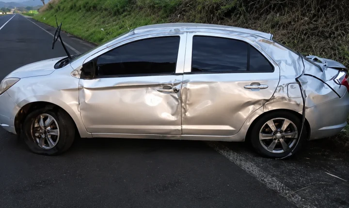 Acidente entre carro, caminhão e bitrem deixa dois feridos na região