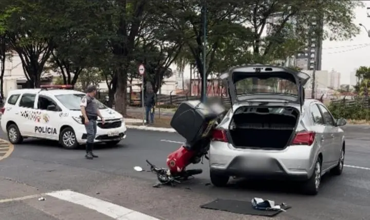 Acidente entre carro e moto deixa motociclista ferido na Estação