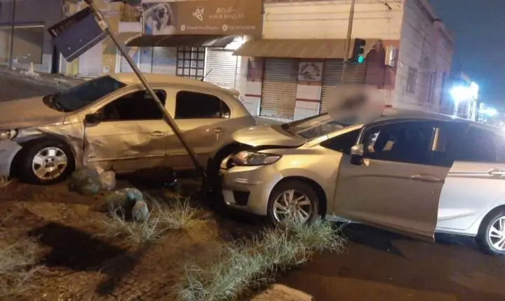 Acidente entre dois carros deixa mulher ferida no bairro da Estação