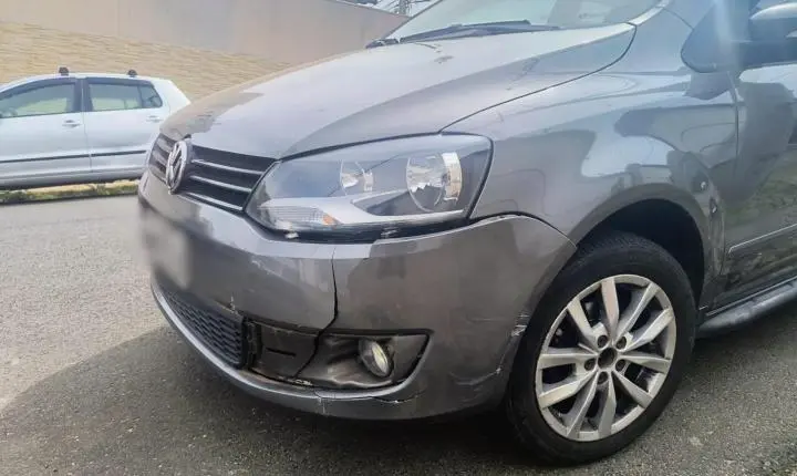 Acidente entre moto e carro deixa motociclista ferido na rua Goiás
