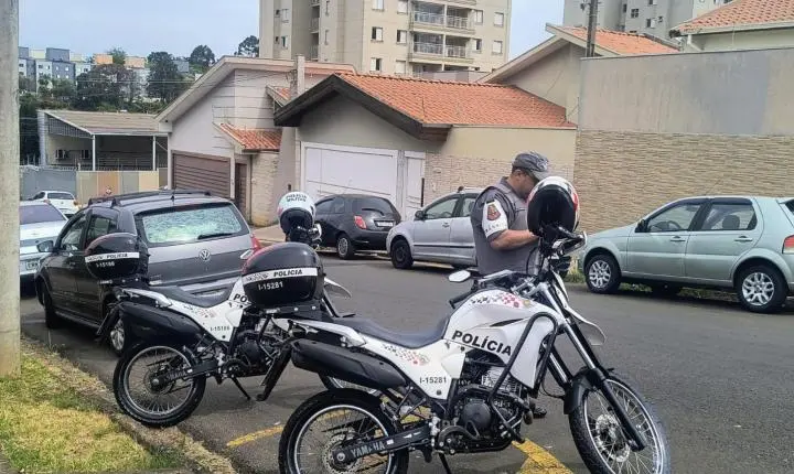 Acidente entre moto e carro deixa motociclista ferido na rua Goiás
